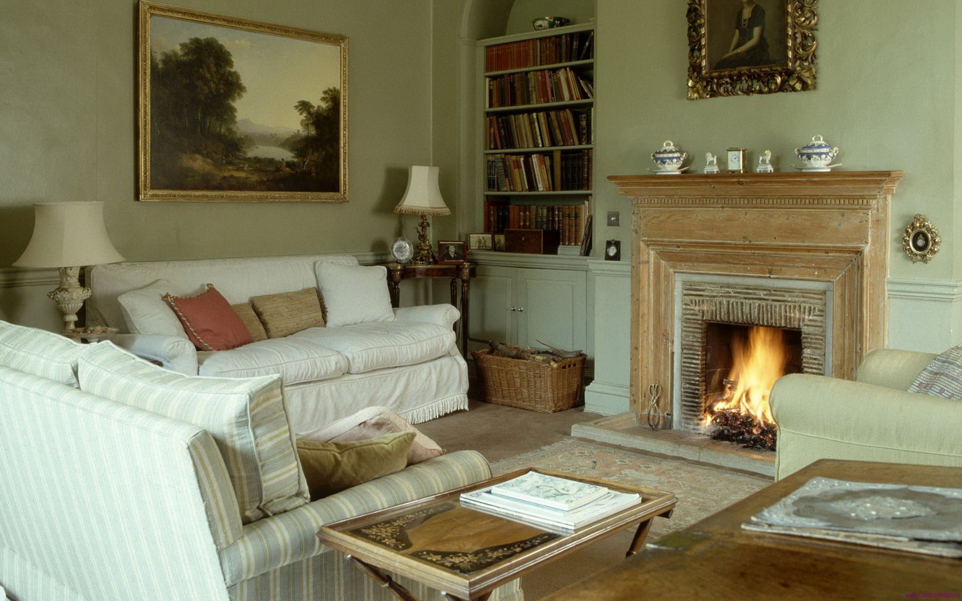 Conception de cheminée pour un petit salon avec coin lecture