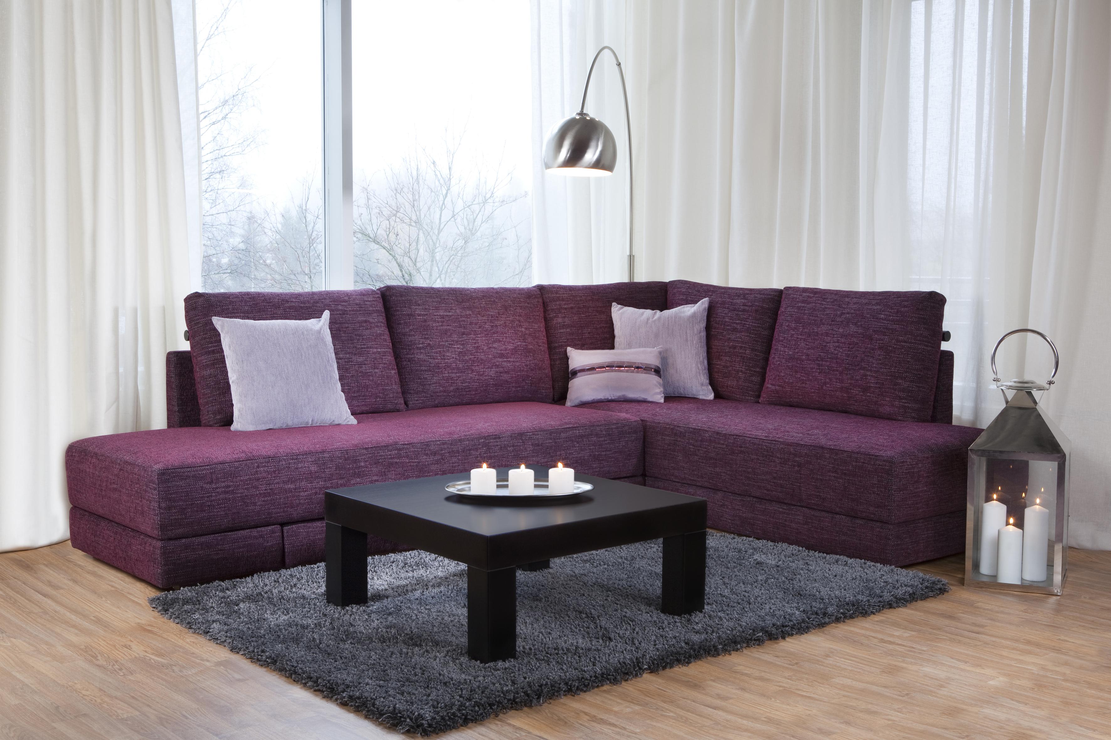 tamsi kampinė sofa gyvenamojo kambario dizaine