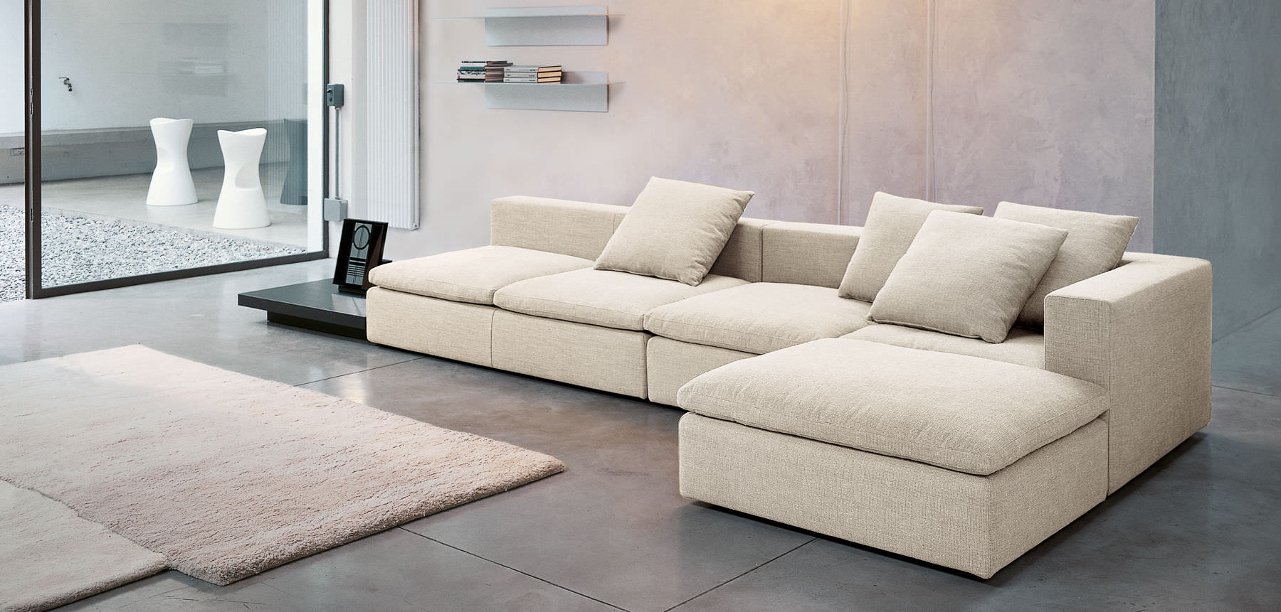 tamsi kampinė sofa miegamojo dizaine