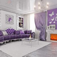 tamsiai violetinė sofa svetainės kambario dekoro paveikslėlyje