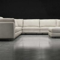 originalaus miegamojo interjero variantas su sofa nuotrauka