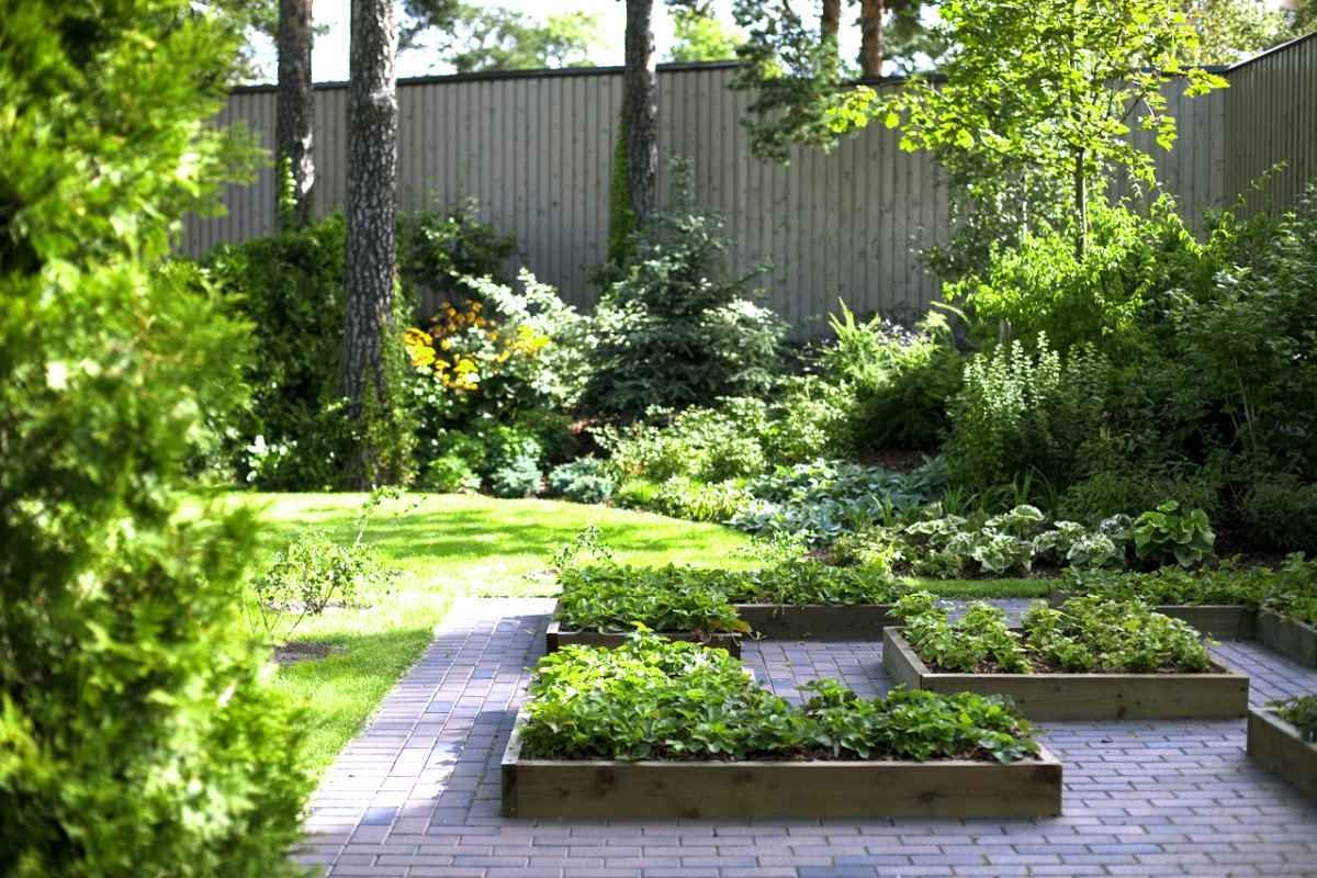 Un exemple de décor lumineux d'un jardin dans une cour privée