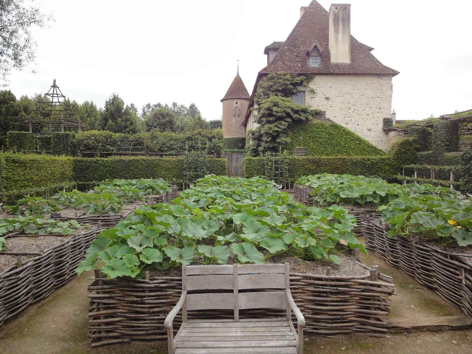 Un exemple de conception lumineuse d'un jardin dans le pays