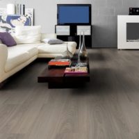 pilkas laminatas interjere