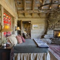 chambre dans une maison en bois avec cheminée