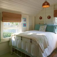 chambre dans une maison en bois blanche