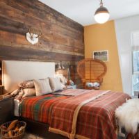 chambre dans une maison en bois avec bois naturel