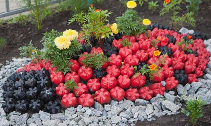 Sodo gėlių lova, pagaminta iš plastikinių butelių