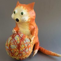 Namų sukurta papier mache figūrėlė interjerui