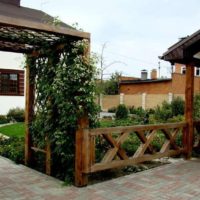 Pergola iš medžio priešais įėjimą į sodą