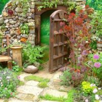 Porte en bois avec cadre en pierre