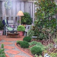 Un endroit confortable pour se détendre dans un coin isolé du jardin