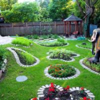 Parterres de fleurs de jardin avec des bordures de briques