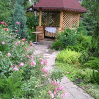 Tonnelle en bois à l'arrière du jardin