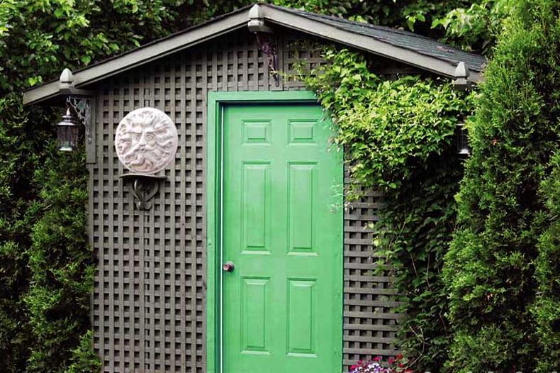 Cabanon caché à l'arrière du jardin pour un aménagement paysager vertical