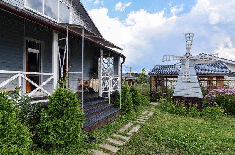 Thuja vakaruose priešais pagrindinį įėjimą į sodybą