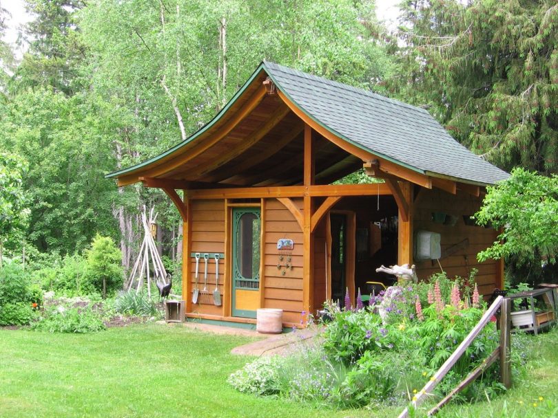 Belle remise dans l'aménagement du jardin