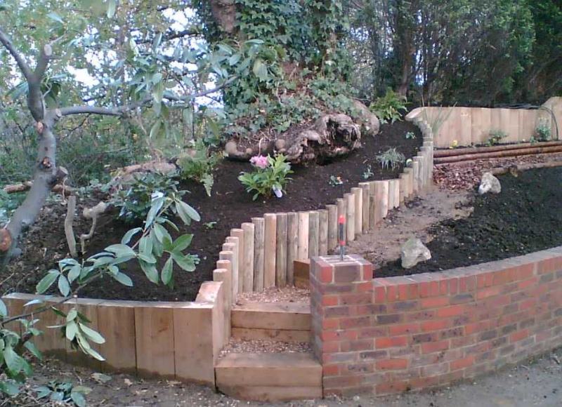 Mur de soutènement en bois combiné avec de la maçonnerie