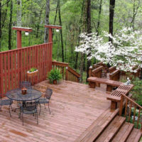 Terrasse en bois sur le versant de la campagne