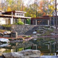 Maison de campagne sur la rive haute d'un réservoir naturel