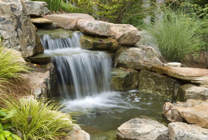 Chute d'eau artificielle sur la pente d'un chalet d'été