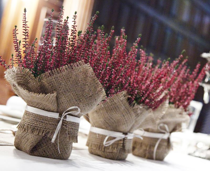 Décoration de pots de jute avec des fleurs sauvages