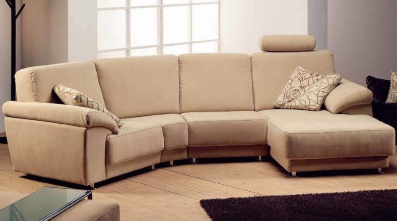 Įdegio sofa su pūkų apmušalais