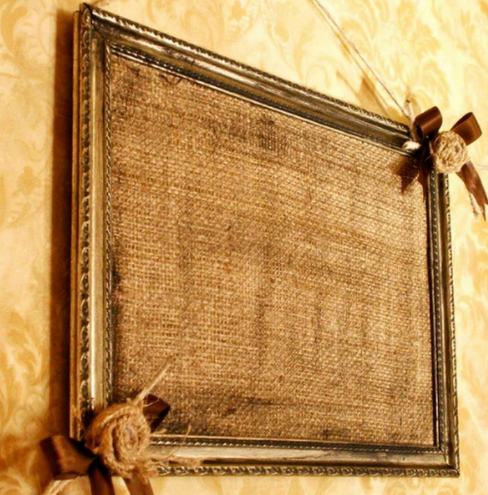 Tableau en toile de jute dans un cadre en bois