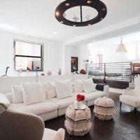 Intérieur du salon avec plafond blanc et sol sombre.