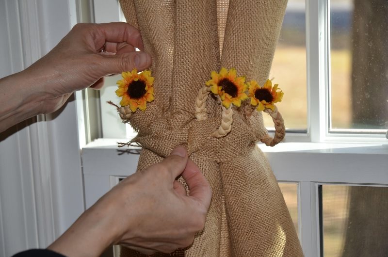 Arrangement floral en toile de jute