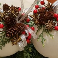 Boules de Noël en mousse et cônes