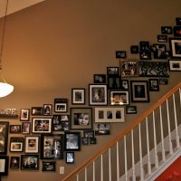 Escalier avec des photos dans une maison privée