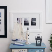 Maquette de yacht sur une commode dans une chambre d'enfant