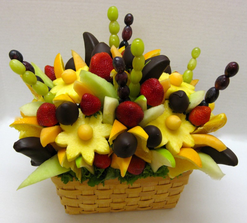 Bouquet DIY de fruits dans un panier en osier