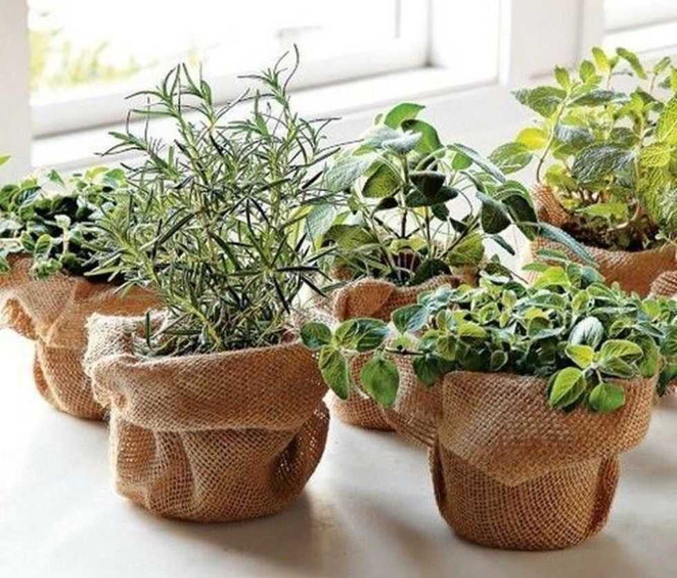 Décorer des pots de jute avec des fleurs faites maison