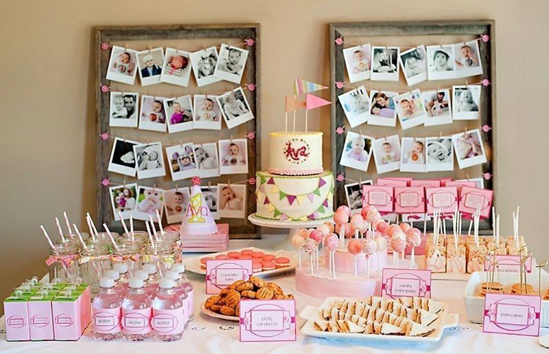 Décorer un mur sur une table de fête avec des photos de bébé