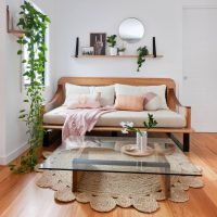 Une simple étagère avec des décorations à l'intérieur du salon