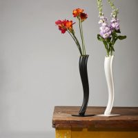 Vases élégants sur une vieille table