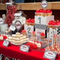 Nappe rouge sur une table pour des bonbons