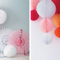 Beaux ballons en papier pour un décor de fête.