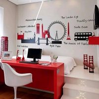 Table rouge dans une salle blanche