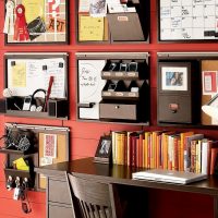 Fournitures de bureau sur le mur rouge