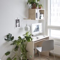 Bureau dans la chambre avec des fleurs fraîches