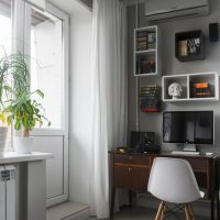 Bureau près de la porte du balcon