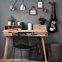 Table en bois près du mur gris