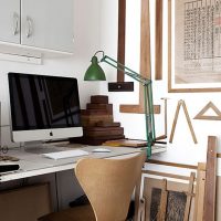 Lampe verte sur un bureau d'ordinateur