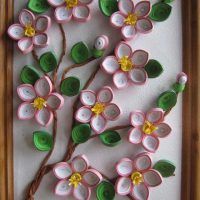 Šakelė su gėlėmis paveiksle, kuriame rašoma quilling