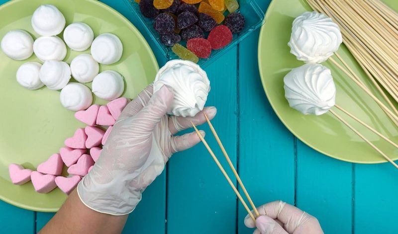 Le processus de fabrication d'un bouquet sucré