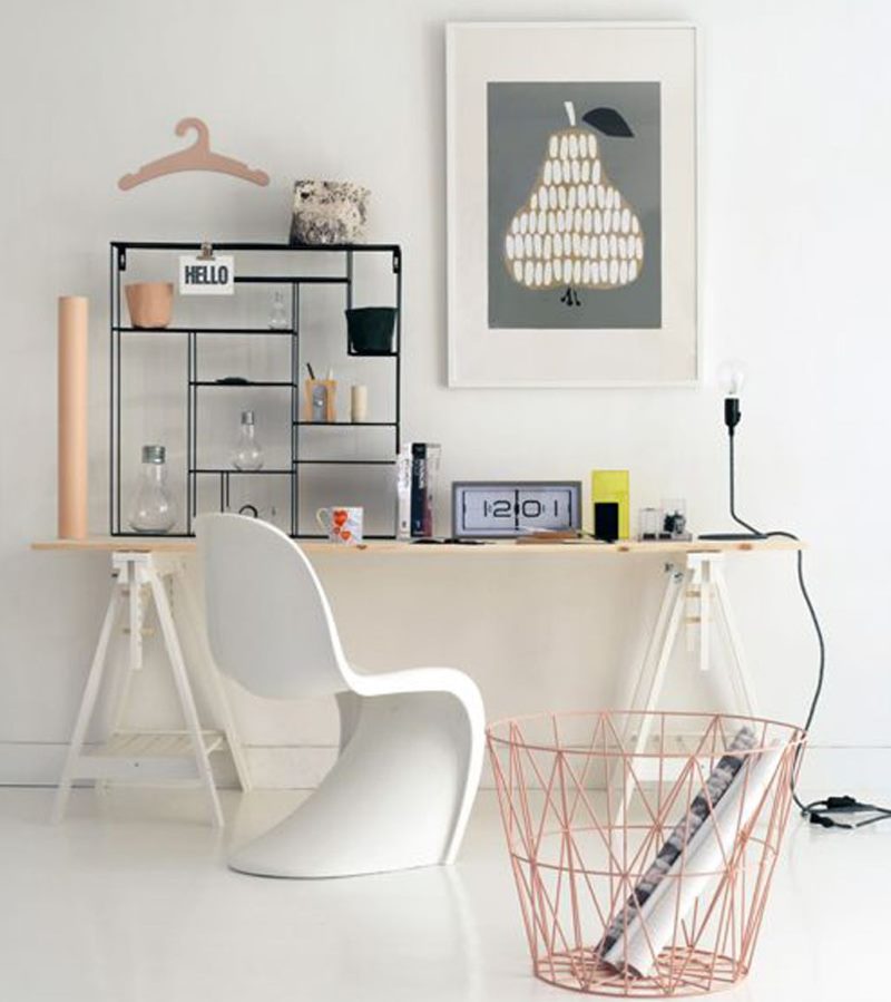 Bureau le long d'un mur blanc