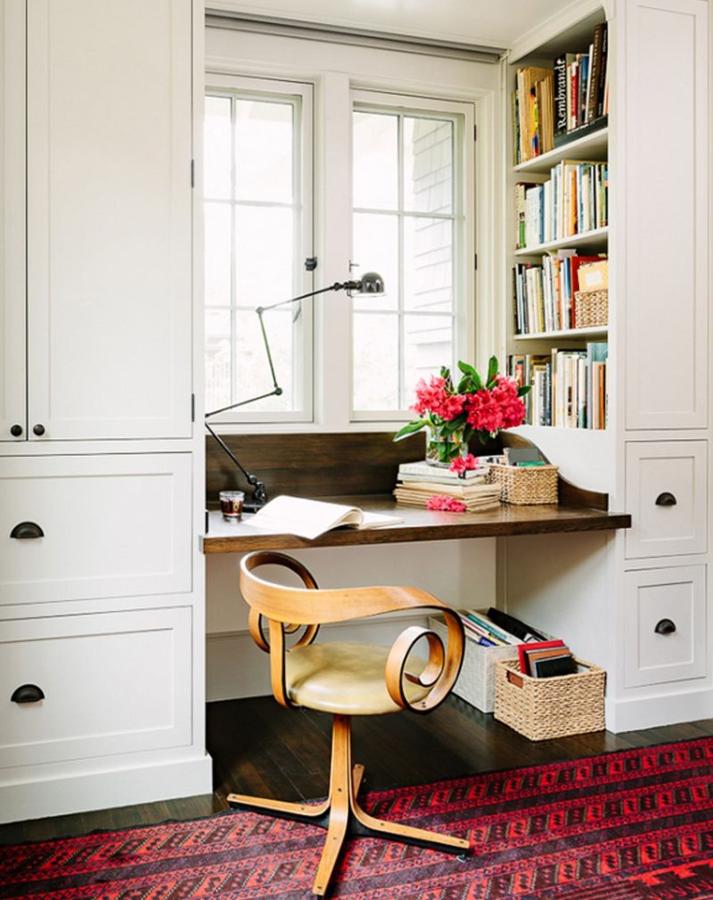 Bureau à la place du rebord de la fenêtre à l'intérieur d'une petite pièce